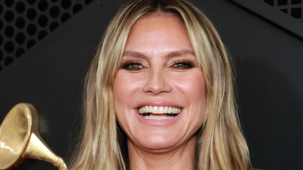 Heidi Klum shocks with totally nude dress on Grammys red carpet