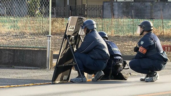 【速報】信金強盗犯が現場に不審な箱残して逃走…片言の日本語の黒い目出し帽の男が現金奪う　警察は爆発物か確認中　群馬・桐生市｜FNNプライムオンライン