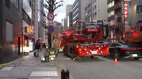 【続報】乗客「足下が熱くなって…」JR八丁堀駅でエスカレーターから煙上がり構内に充満「光のようなもの見えた」京葉線運転見合わせ（FNNプライムオンライン（フジテレビ系）） - Yahoo!ニュース
