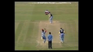 WARWICKSHIRE v SURREY AXA SUNDAY LEAGUE EDGBASTON MAY 7 1995 ADAM HOLLIOAKE TONY PIGOTT