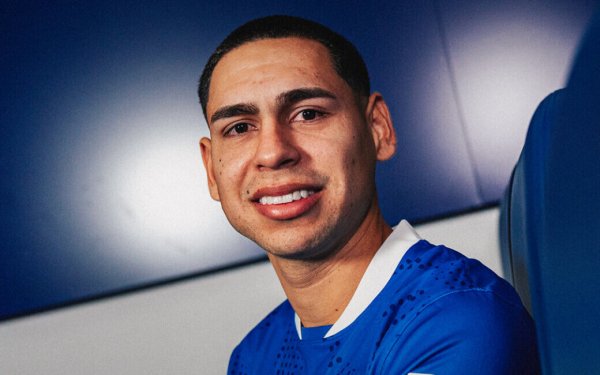 Versus / ¡Gustavo Caballero presentado en el Portsmouth de Inglaterra!