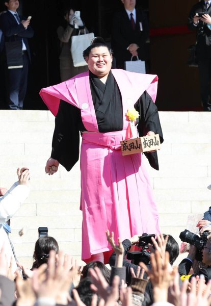 大の里が横綱昇進後初の豆まき　成田山新勝寺で仲野太賀、市川團十郎らと豆まき「晴れて良かった。光栄」 - スポーツ報知