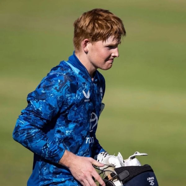 Captain #thomasrew's magnificent 131(89) help #england U1...