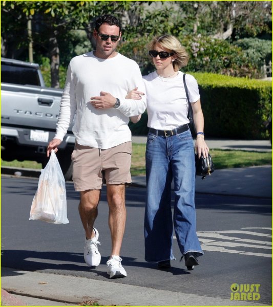 Sydney Sweeney & Boyfriend Scooter Braun Hold Hands on Stroll in Brentwood : Photo 5273797 | Scooter Braun Photos | Just Jared: Entertainment News