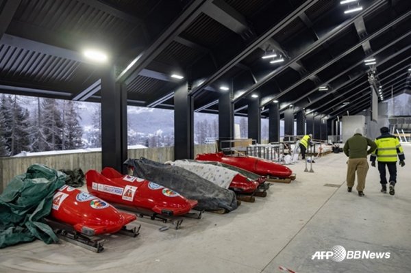 Đường ống 500kg của sân vận động "Cắt trả thù" bí ẩn "Chúng ta sẽ giải quyết bằng súng"... Thảm họa 4 ngày trước khi khai mạc