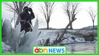 冷え込み続く諏訪湖の湖面に広がる薄氷「セミの羽」　御神渡り観測に地元関係者が期待（abnステーション　2026.01.22）