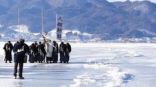 諏訪湖の湖上で御神渡り神事