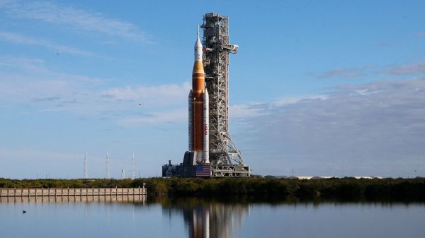 Fuel leak delays NASA's mega-rocket moon mission