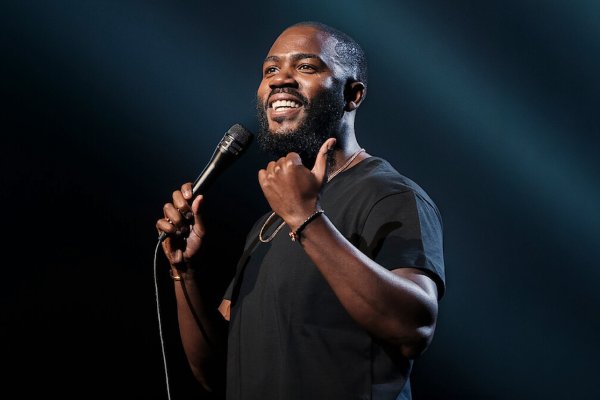 Stream It Or Skip It: 'Mo Gilligan: In The Moment' on Netflix, trying not to give women the ick