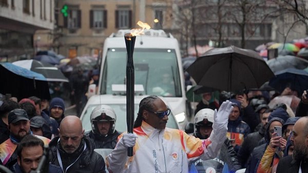 Video. Snoop Dogg surprises Italy by joining Olympic torch relay in Gallarate
