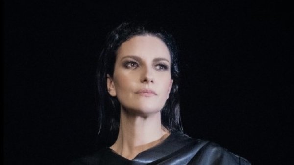 Laura Pausini verso Sanremo: «Conduttrice sì, ma in gara non andrei. All'Eurovision anche con Israele. La polemica con Grignani? Gli ho scritto tante volte, non mi risponde»