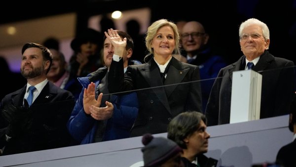 La diretta Rai della cerimonia d’apertura delle Olimpiadi: quante gaffe, telecronaca improvvisata