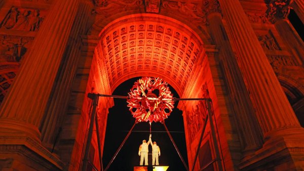 Compagnoni e Tomba accendono il braciere olimpico, Goggia a Cortina. Mattarella apre i Giochi