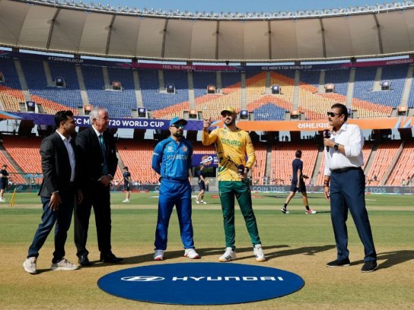 टी-20 वर्ल्डकप, साउथ अफ्रीका का पहला विकेट गिरा:  फारूकी ने मार्करम को आउट किया, अफगानिस्तान ने टॉस जीतकर बॉलिंग चुनी