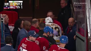 Charlie McAvoy reçoit une rondelle à la mâchoire et doit retraiter au vestiaire