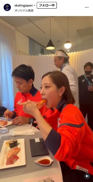 【フィギュア】りくりゅうの「もぐもぐタイム」大バズり　三浦はグルメリポーターばりカメラ目線 - フィギュアスケート - ミラノ・コルティナオリンピック2026写真ニュース : 日刊スポーツ