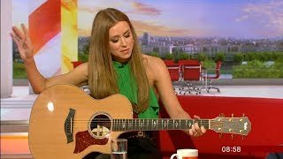 UNA HEALY Never See Me Cry acoustic performance / interview [ Subtitled ]