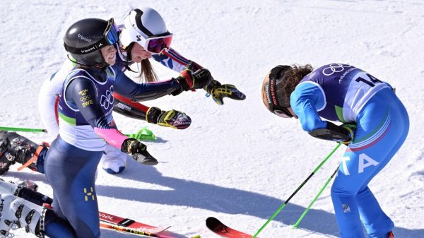 Milano Cortina: Brignone Gigante d'oro, le avversarie si inginocchiano sulla neve - Foto