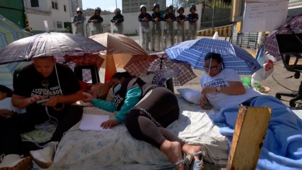 Familiares de presos políticos en huelga de hambre y encadenados en Venezuela | CNN