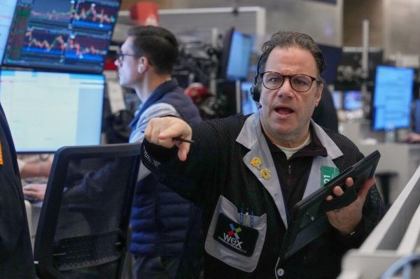 Wall Street swings on worries about tech stocks and discouraged US shoppers