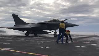 Porte-avions : catapultage d'un rafale depuis le Charles de Gaulle