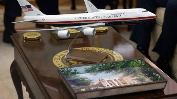 Air Force One will sport Trump’s preferred paint job, after Air Force again reverses course | CNN