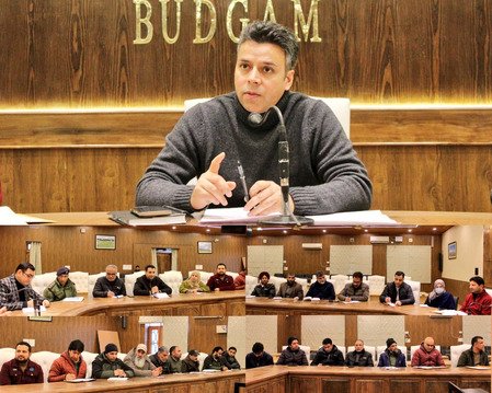 रमजान को लेकर डीसी बडगाम की उच्चस्तरीय बैठक, सहरी-इफ्तार पर निर्बाध बिजली आपूर्ति के निर्देश