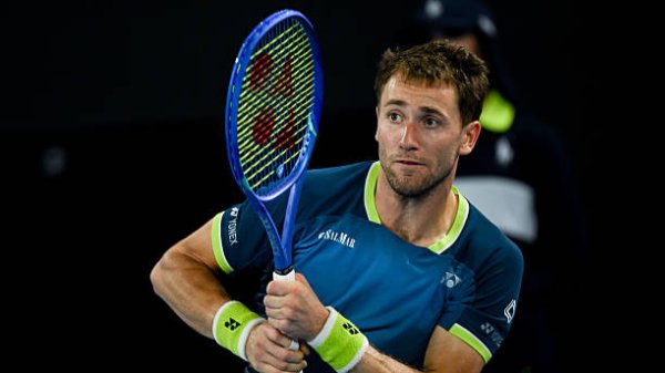 Ruud loses his temper in Delray Beach and angrily throws his racket during a practice session