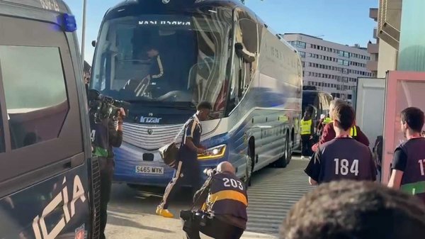 Vinicius llega a El Sadar en medio de una tremenda pitada