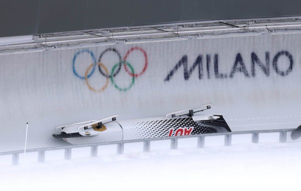 Three bobsleds crash around same turn during Olympic 4-man competition
