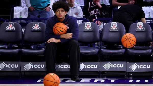 By shelving freshman Koa Peat now, Arizona men's basketball plays the long game