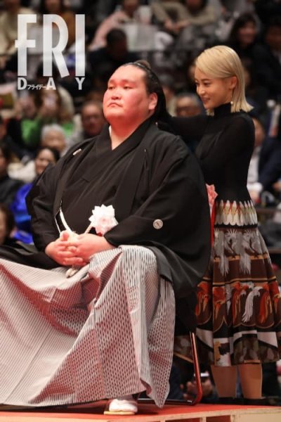 元横綱・白鵬にドタキャン騒動が…！照ノ富士の断髪式「阿部詩、小島瑠璃子ら女性陣も多数参加」密着記（FRIDAY） - Yahoo!ニュース