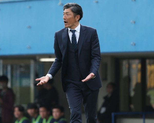 栃木C戦はカオス三昧!? 開幕２連敗の横浜FCが初勝利を目ざす。須藤監督は意気込む「両方できるように準備したい」（SOCCER DIGEST Web） - Yahoo!ニュース