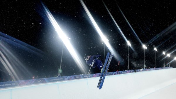 U.S. halfpipe skiers Svea Irving, Kate Gray advance to final