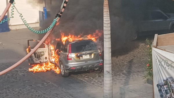 Domingo difícil en Puerto Vallarta con bloqueos y autos incendiados - Contralinea