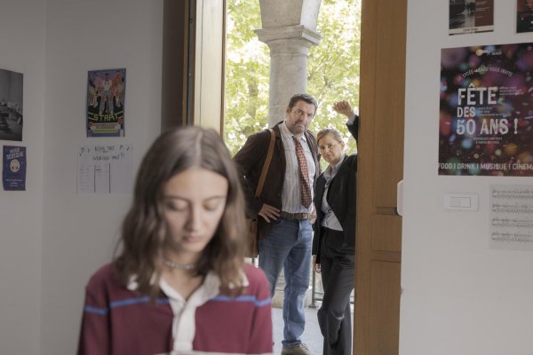 “Papa malgré lui”, de Chris Briant : une comédie “feel good” pas franchement subtile sur le harcèlement scolaire