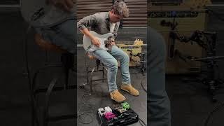 JOHN MAYER sharing his favorite distorsion pedal tip at Sweewater