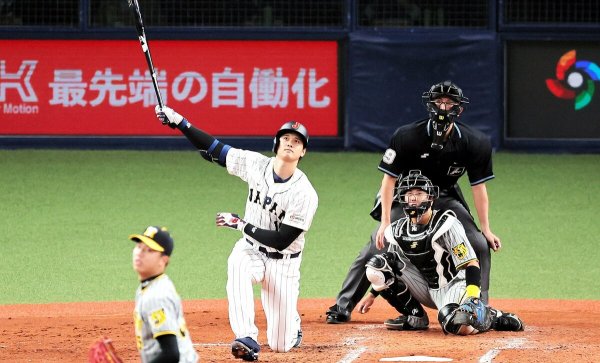 写真・図版（1枚目）| 【侍ジャパン】大谷の片膝弾に阪神・才木は「テレビ壊してやろうかと」　WBC強化試合の名場面・珍場面をプレイバック | AERA DIGITAL（アエラデジタル）