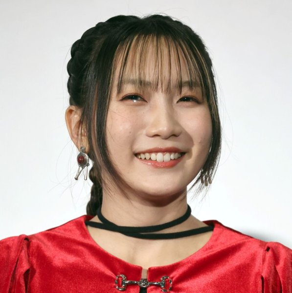 Adoの初“顔出し”が話題 ミステリアス歌手の限界と20年非公表の「GRe4N BOYZ」との違い｜日刊ゲンダイDIGITAL