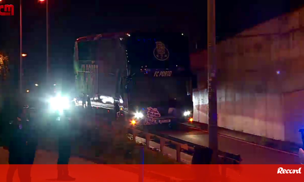 O momento em que o autocarro do FC Porto chegou a Alvalade