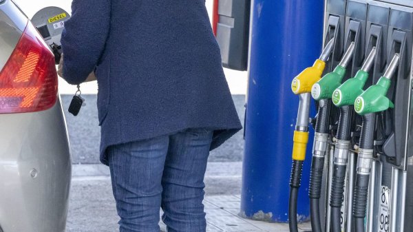 Prix des carburants : le patron des distributeurs exprime sa "col&egrave;re" et invite le ministre de l&rsquo;&Eacute;conomie &agrave; garder &eacute;galement son "sang-froid"