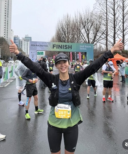 Yui, completing her first half marathon in her life with ’Bloody Toenails’.."I’ve reached my limit" I’m so touched [Star Issue]