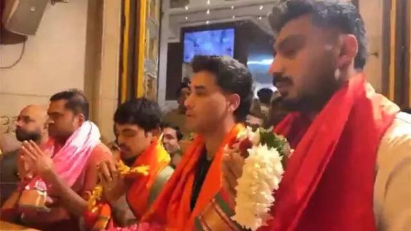 IND vs ENG: Team India seeks blessings at Siddhivinayak ahead of semifinal — Watch