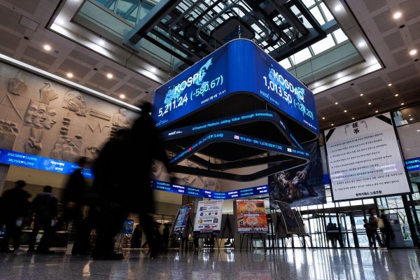 South Korea Stocks Plunge as Oil Spike on Iran War Hurts Outlook