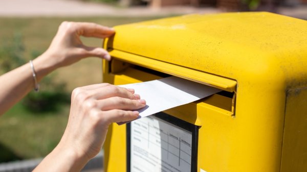 La Poste : c'est la fin des boîtes aux lettres jaunes ! Elles disparaissent progressivement des villes et villages, voici par quoi elles seront remplacées