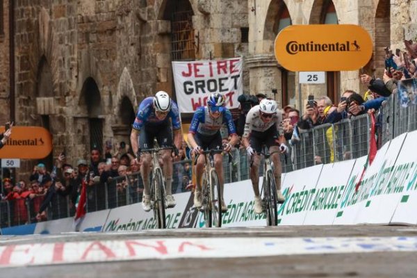 « J'ai juste essayé de rendre la course la plus difficile possible »: Van der Poel l'emporte au forceps et pense déjà à Milan-San Remo