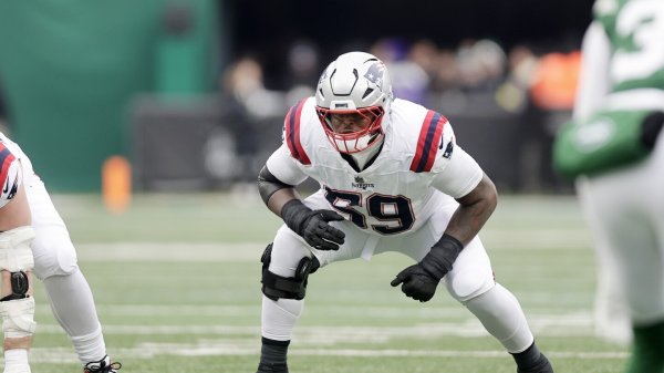 49ers agree to two-year deal with OL Vederian Lowe