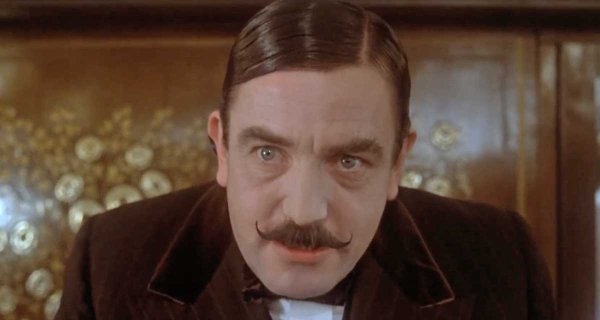Le crime de l’Orient-Express’: le cauchemar vécu par Albert Finney sur le tournage, il ne reprendra plus jamais le rôle’!