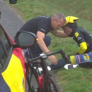 Abandon sur chute du maillot jaune Juan Ayuso