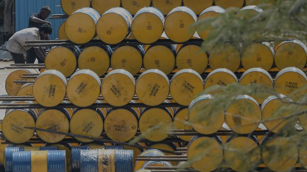 C'est deux fois plus qu'après l'invasion de l'Ukraine: les 32 pays membres de l'AIE débloquent 400 millions de barils de pétrole pour freiner la flambée des prix